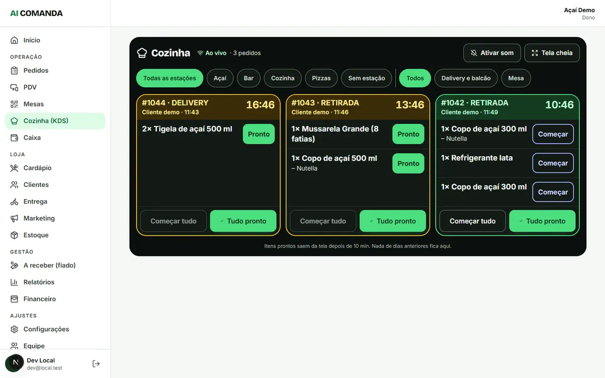 Tela da cozinha (KDS) do AI Comanda com pedidos por estação e cronômetro
